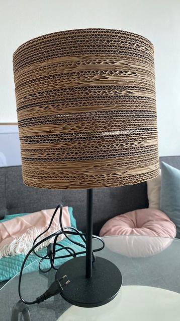 Kartonnen lamp beschikbaar voor biedingen