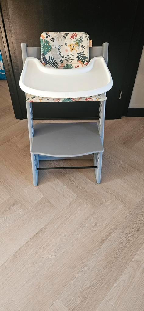 Stokke Tripp Trapp + Babyset, Tafelblad & Kussen, Kinderen en Baby's, Kinderstoelen, Nieuw, Meegroeistoel, Aanschuifbaar, Afneembaar eetblad