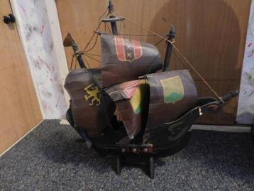 oud schip met zeilen beschikbaar voor biedingen