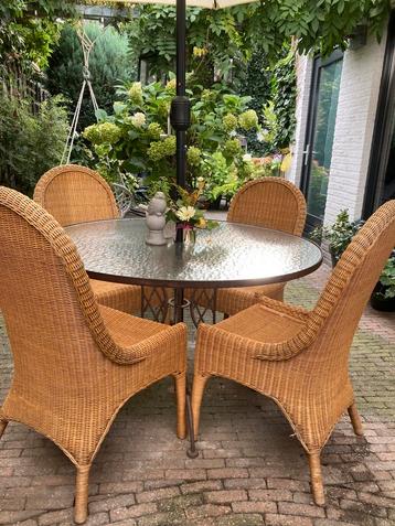 Rotan stoel beschikbaar voor biedingen