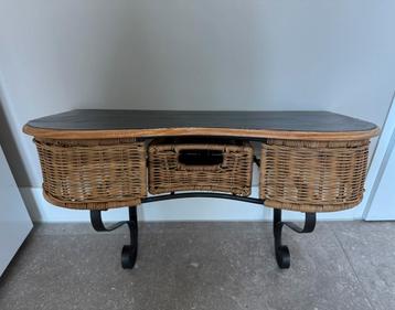 Prachtige kleine mooie rieten  kaptafel beschikbaar voor biedingen