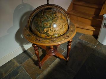 Grote globe bar beschikbaar voor biedingen