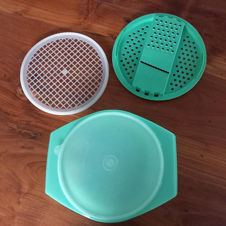 nette tupperware saladeschaal met rasp voor rauwkost, Huis en Inrichting, Keuken | Tupperware, Gebruikt, Schaal, Groen, Ophalen of Verzenden