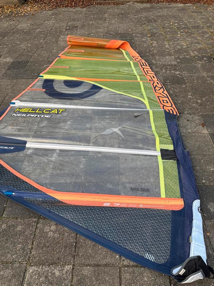 Neilpryde Hellcat 6.8 Zeil - Beschadigd, Watersport en Boten, Windsurfen, Gebruikt, Zeil, 5 tot 7 m², Ophalen of Verzenden