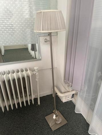 Staande Lamp met Stoffen Kap beschikbaar voor biedingen