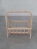 Witte rotan lectuurmand wit vintage rotan bamboe krantenbak, Ophalen of Verzenden, Zo goed als nieuw