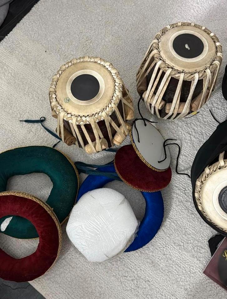 Tabla set – 3 dayan + 1 bayan met tas/boekje, Muziek en Instrumenten, Percussie, Zo goed als nieuw, Ophalen of Verzenden
