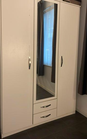 kledingkast beschikbaar voor biedingen