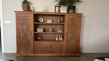 Brocante landelijke houten kast met verweerde look beschikbaar voor biedingen
