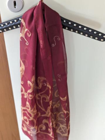 Sjaal Rood met goud en bloem (Nieuw) 150x35cm beschikbaar voor biedingen