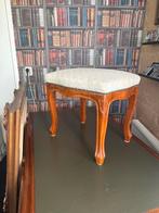 Brocant Voetenbankje met Elegante Details, Ophalen