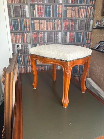 Brocant Voetenbankje met Elegante Details beschikbaar voor biedingen