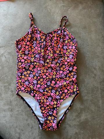 Mooi badpak als nieuw, vrolijke kleuren maat 104-110 beschikbaar voor biedingen