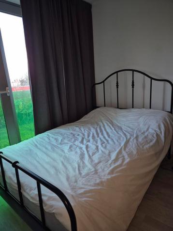 Ikea zwart met goud bedframe 140x200 met lattenbodem - afbeelding 2