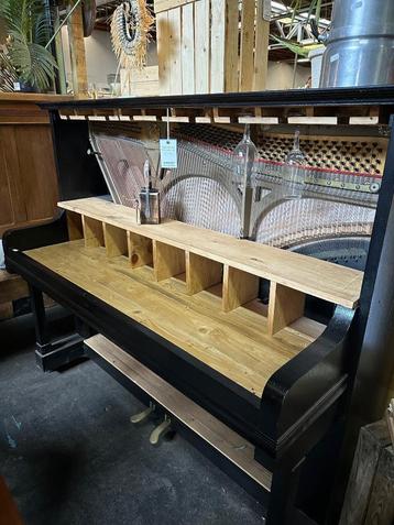 Opgeknapte piano als side-table / meubelstuk voor horeca beschikbaar voor biedingen