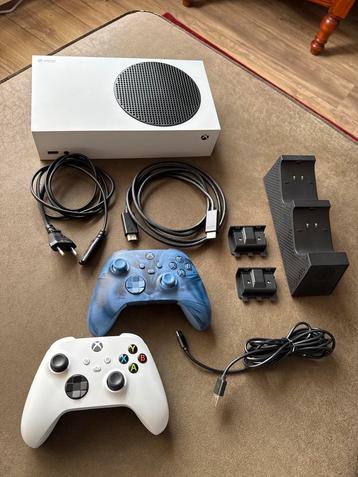 Xbox Series S + 2 Controllers + Laadstation beschikbaar voor biedingen