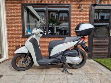 Nieuwstaat Honda SH300i Wit Topkoffer SH 300 Motorscooter beschikbaar voor biedingen