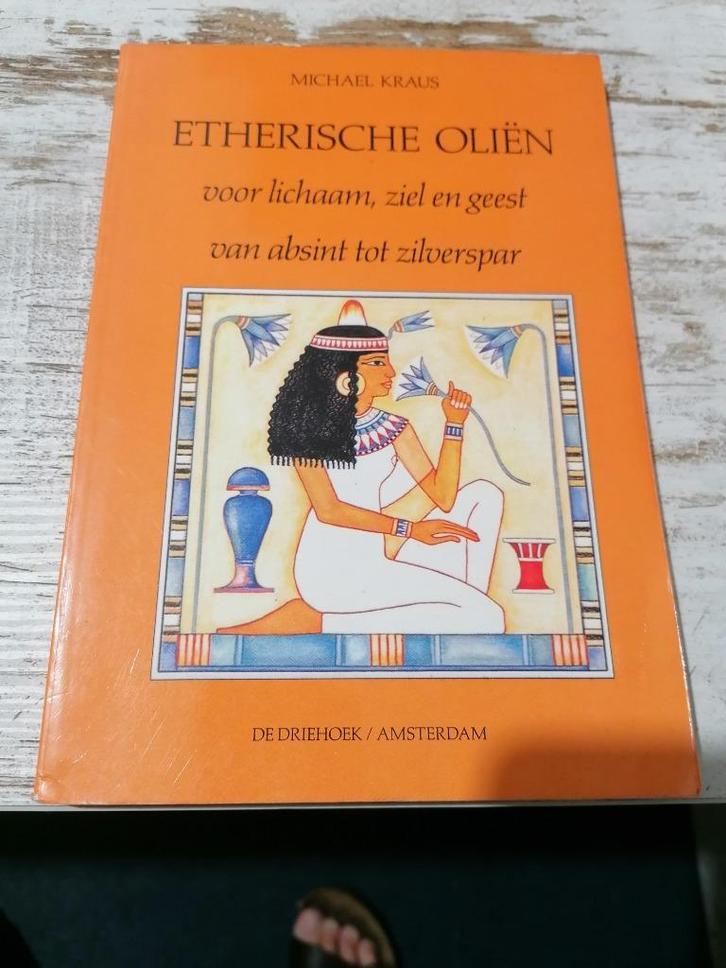 AROMATHERAPIE Etherische oliën voor lichaam, ziel en geest , Boeken, Overige Boeken, Zo goed als nieuw, Ophalen of Verzenden
