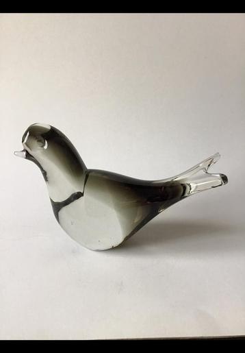 Glazen vogel van grijs glas, grijstinten, beschadigde staart beschikbaar voor biedingen