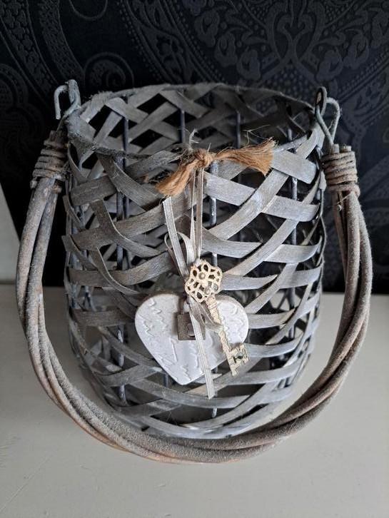 Greywash rieten rotan windlicht lantaarn met glas, Huis en Inrichting, Woonaccessoires | Kandelaars en Kaarsen, Zo goed als nieuw