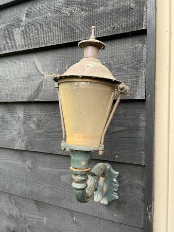 Antieke gietijzeren buitenlamp beschikbaar voor biedingen