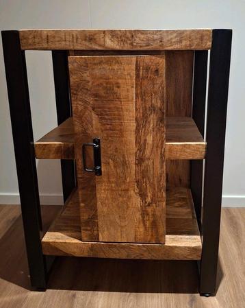 Modern mangohout met zwart stalen frame kastje van Huus beschikbaar voor biedingen