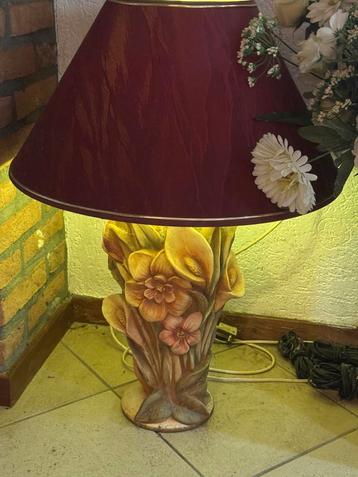 Vaaslamp met bloemen en rode kap beschikbaar voor biedingen