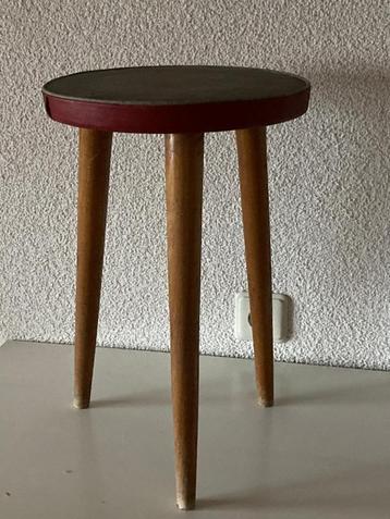 Vintage houten 3-poot krukje beschikbaar voor biedingen