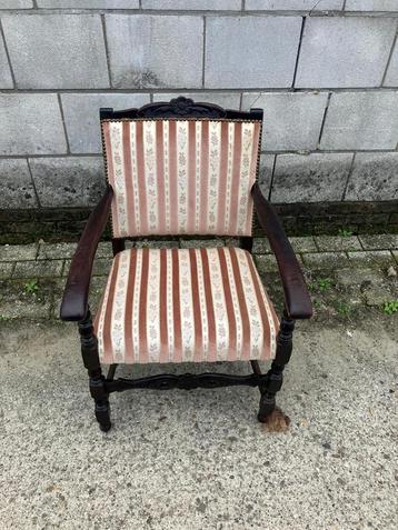 Antieke fauteuil met gestreepte bekleding beschikbaar voor biedingen