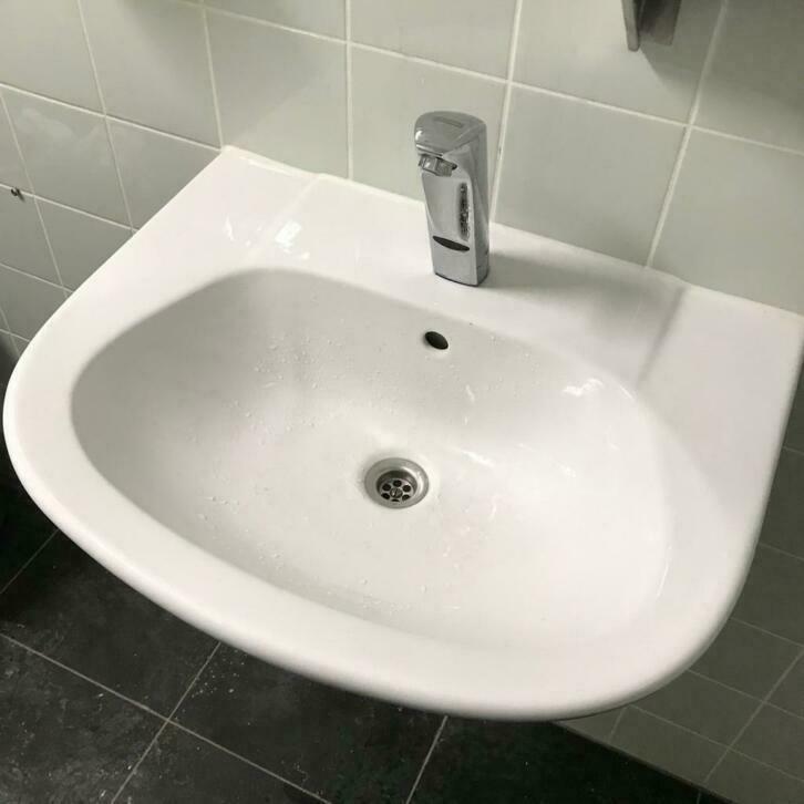 Wastafels Villeroy & Boch met Franke sensorkraan  €100,-, Huis en Inrichting, Badkamer | Badkamermeubels, Gebruikt, Wasbak of Wastafel