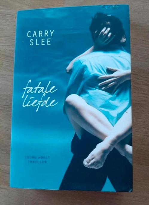 Carry Slee, "Fatale liefde", zo goed als nieuw! Druk 2010, r, Boeken, Romans, Zo goed als nieuw, Nederland, Ophalen of Verzenden