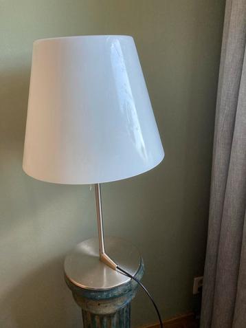 Grote design lamp, witte kap met rvs poot beschikbaar voor biedingen