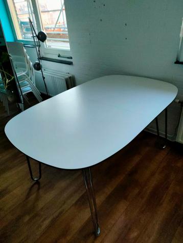 Deense ovale uitschuifbare tafel beschikbaar voor biedingen