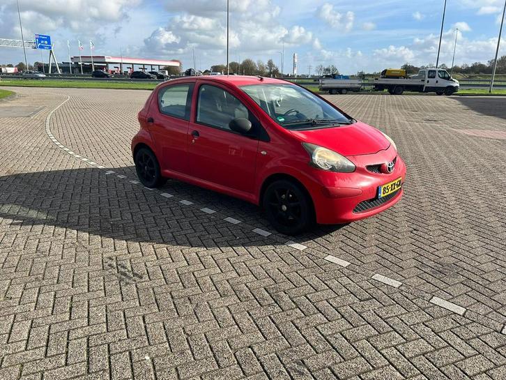 Toyota Aygo 1.0 12V Vvt-i 5DRS 2007 Rood, Auto's, Toyota, Particulier, Aygo, Benzine, A, Hatchback, Handgeschakeld, Origineel Nederlands