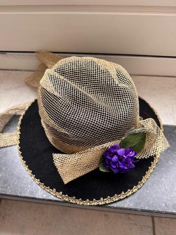Zwart handgemaakt hoedje met paarse bloem. beschikbaar voor biedingen