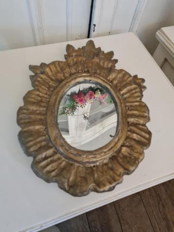 Oud gietijzeren spiegeltje beschikbaar voor biedingen