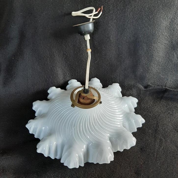 Art Deco lamp / roklamp Frans in wit, geschulpt glas, Antiek en Kunst, Antiek | Lampen, Ophalen