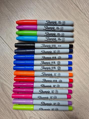 16 Sharpie fine point markers beschikbaar voor biedingen