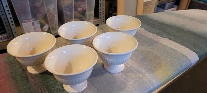 Wedgwood Edme Kom op Voet, Huis en Inrichting, Keuken | Servies, Zo goed als nieuw, Kom(men), Wedgwood, Aardewerk, Ophalen