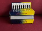 Z.g.a.n. kleine duitse Hessmüller accordeon . 12 bas ., Muziek en Instrumenten, Accordeons, Zo goed als nieuw, Weltmeister, Met riemen