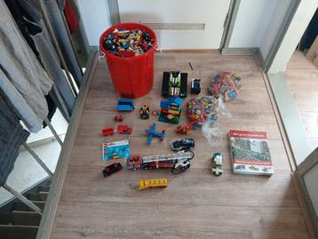 Grote LEGO Partij met Boek beschikbaar voor biedingen