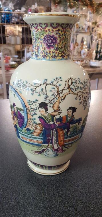 Antieke Chinese Vaas met Handgeschilderde Decoratie beschikbaar voor biedingen