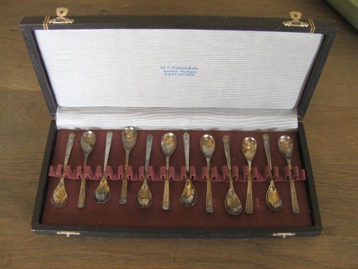 12 zilveren borrellepeltjes in originele cassette, Antiek en Kunst, Antiek | Bestek, Ophalen of Verzenden