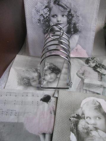 Toastrek / Servetstandaard met 5 Servetten 12.5 x 14 x 7 cm beschikbaar voor biedingen