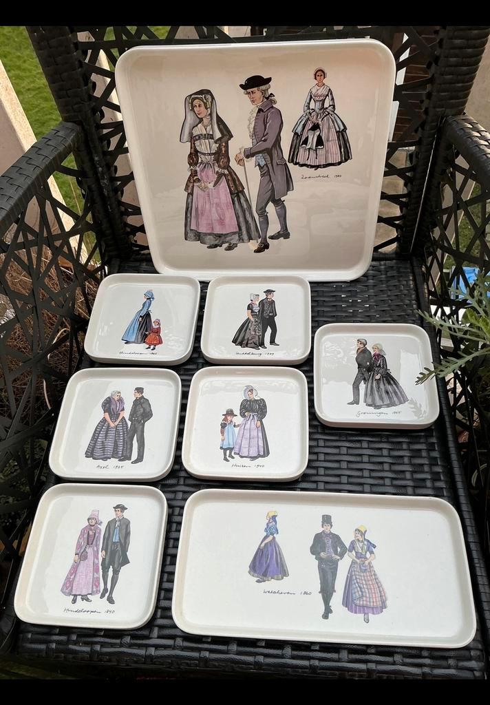 Gebakstel Villeroy & Boch. Klederdrachten. 8 Delig. Compleet, Antiek en Kunst, Kunst | Overige Kunst, Ophalen of Verzenden