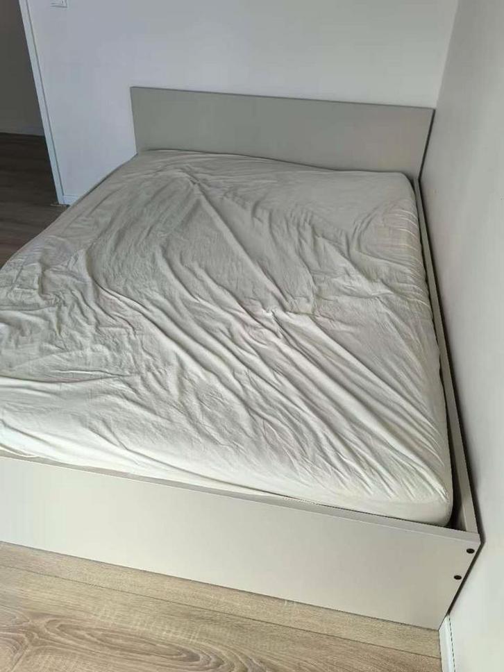 IKEA bed with mattress 140cm*200cm, Huis en Inrichting, Slaapkamer | Bedden, Zo goed als nieuw, Tweepersoons, 140 cm, Hout, Wit