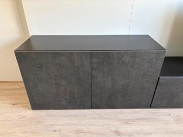 IKEA Besta kast met betonlook deuren beschikbaar voor biedingen