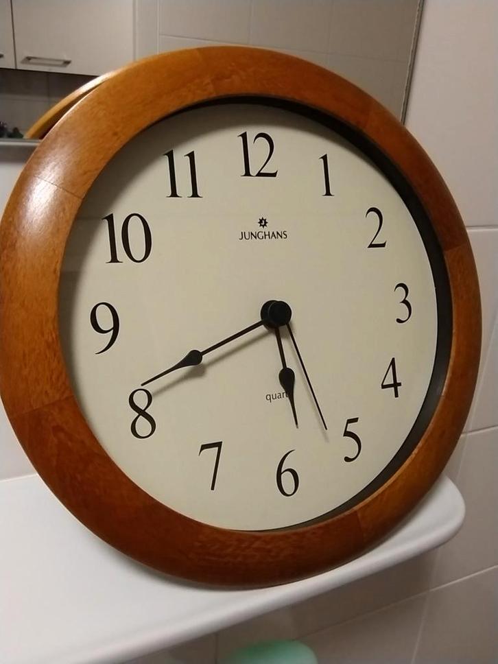 Junghans hout met kunststof quartz wandklok, Huis en Inrichting, Woonaccessoires | Klokken, Ophalen of Verzenden