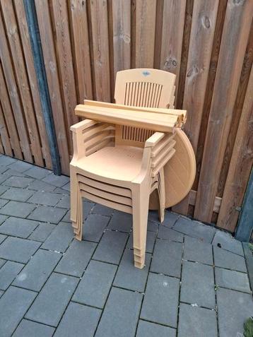 Tuinstoelen en tafel beschikbaar voor biedingen