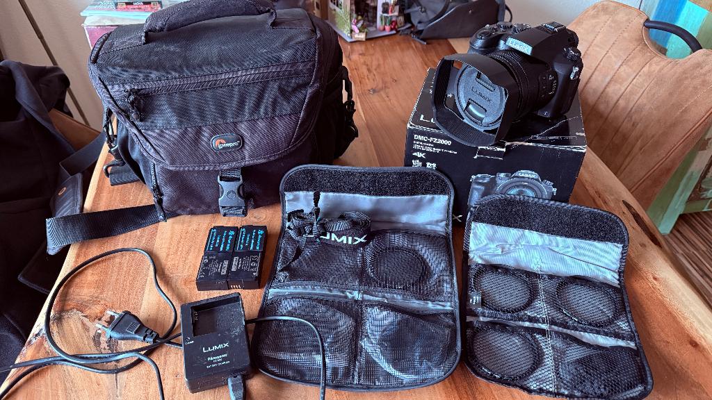 Panasonic FZ2000 zgan compleet, Audio, Tv en Foto, Fotocamera's Digitaal, Compact, Zo goed als nieuw, Overige Merken, 8 keer of meer